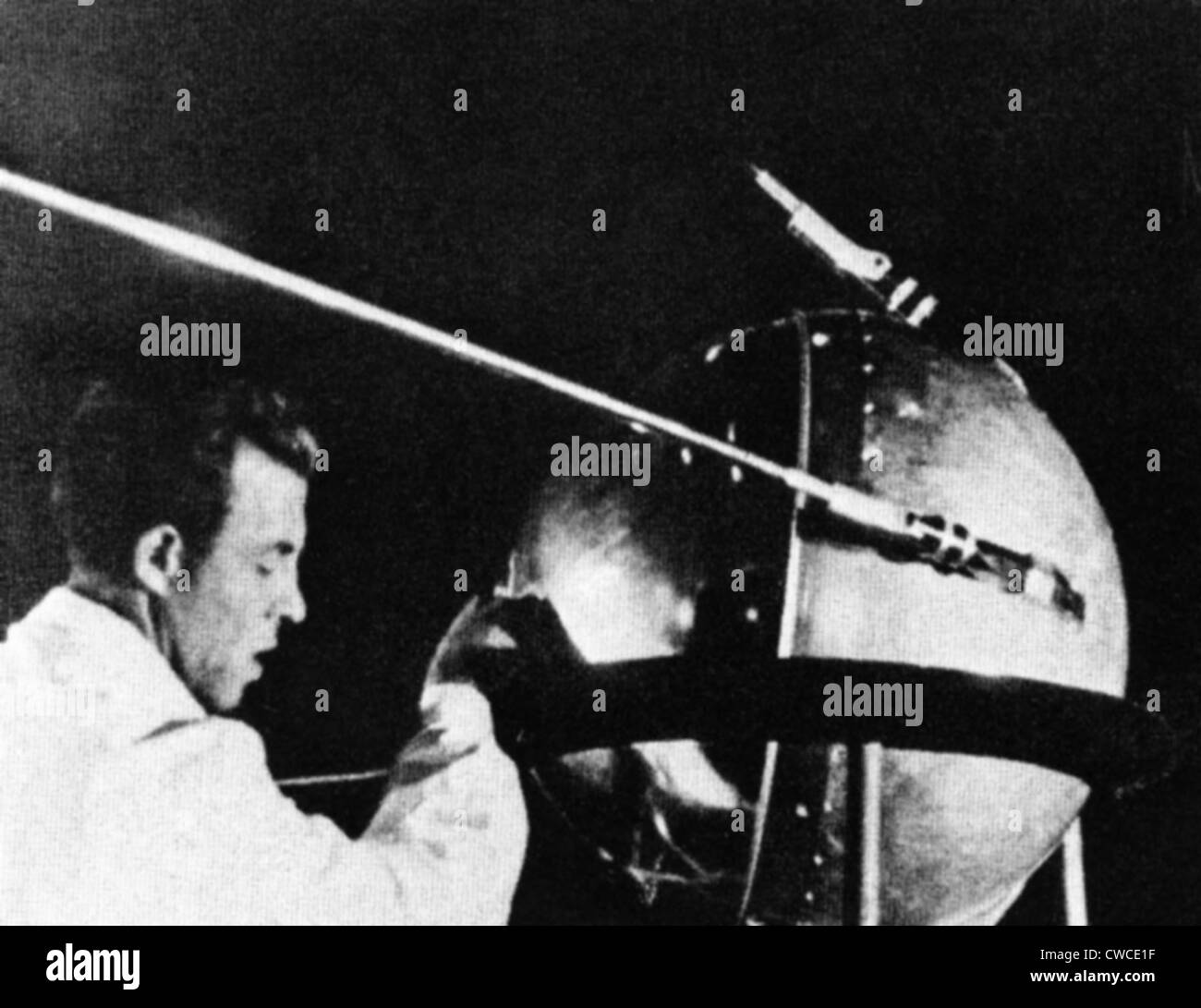 Russische Techniker mit Sputnik 1. Der russische Satellit war das erste menschengemachten Objekt in den Weltraum. Es war ein Druck Stockfoto