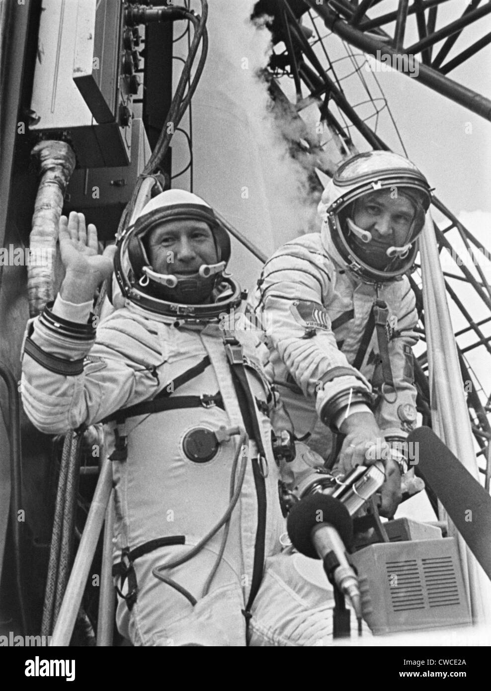 Kosmonauten Aleksey Leonov (links) und Valeriy Kubasov vor dem Apollo-Sojus-Start. Ihre Sojus-Raumschiff mit dock würde das Stockfoto