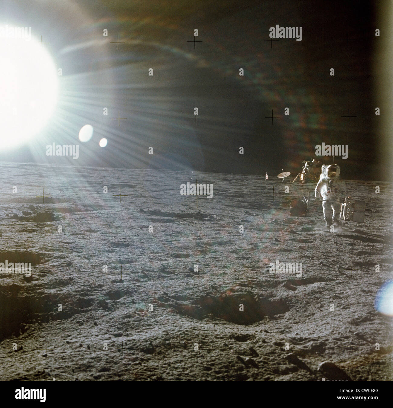 Apollo 12 Astronauten Alan Bean setzt wissenschaftliche Experimente auf der Mondoberfläche. Die helle Fackel Licht entsteht durch die Stockfoto