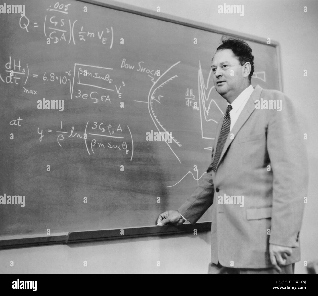 Harry Julian Allen (1910-1977), Luftfahrt-Ingenieur. Auf der Tafel ist eine Illustration seiner stumpfen Körper Theorie verwendet in Stockfoto