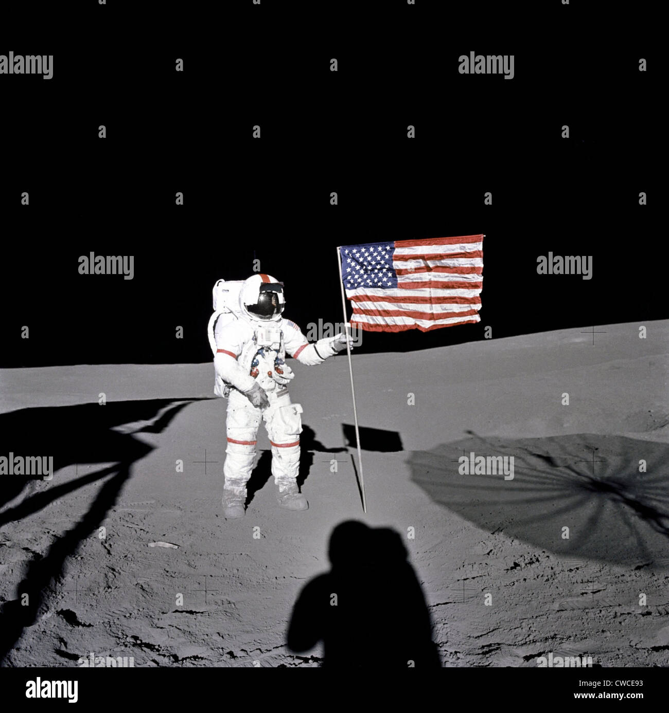 Apollo 14 Astronauten Alan B. Shepard zeichnet sich durch die US-Flagge auf der lunar Fra Mauro-Hochland. 10 Jahre früher, Shepard machte die Stockfoto