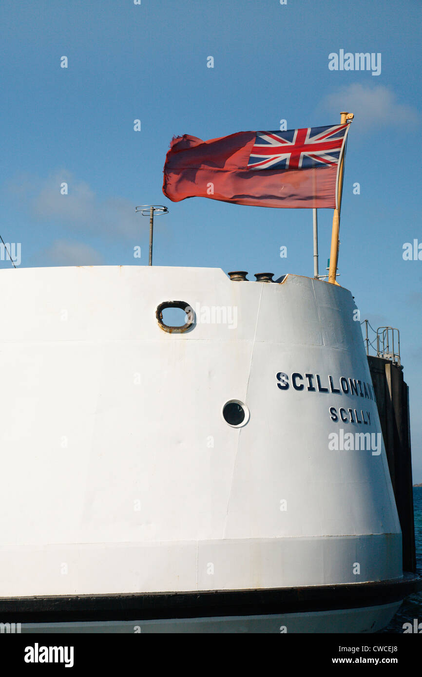 Red Ensign fliegen auf dem Heck der Scillonian 3 Stockfoto