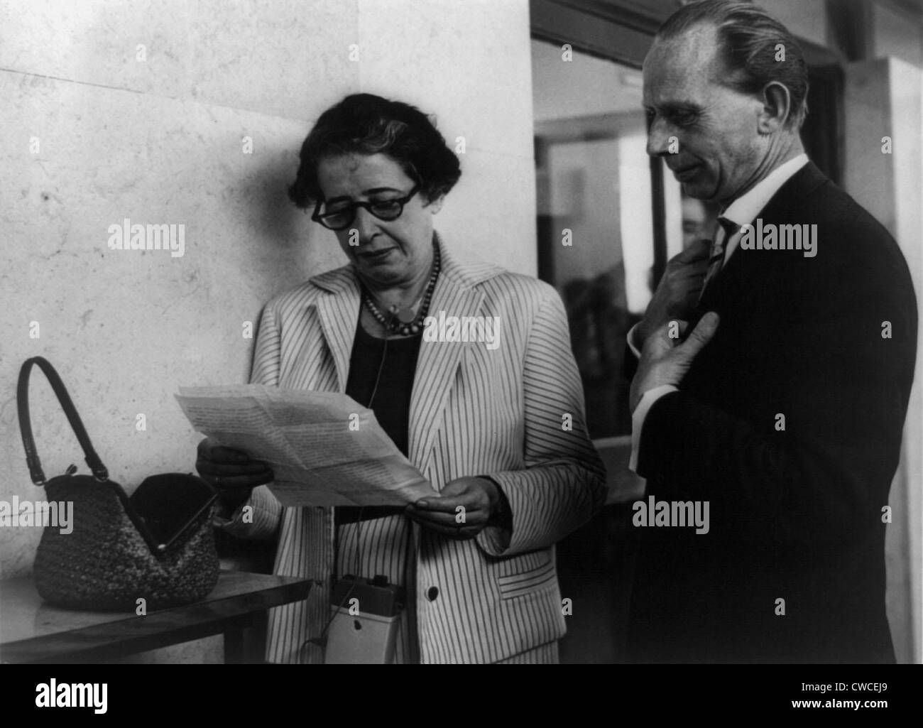 Hannah Arendt mit einem anderen Reporter. Sie ist bekannt für ihre Berichterstattung über den Nazi-Kriegsverbrecher Adolf Eichmann-Prozesses, Stockfoto