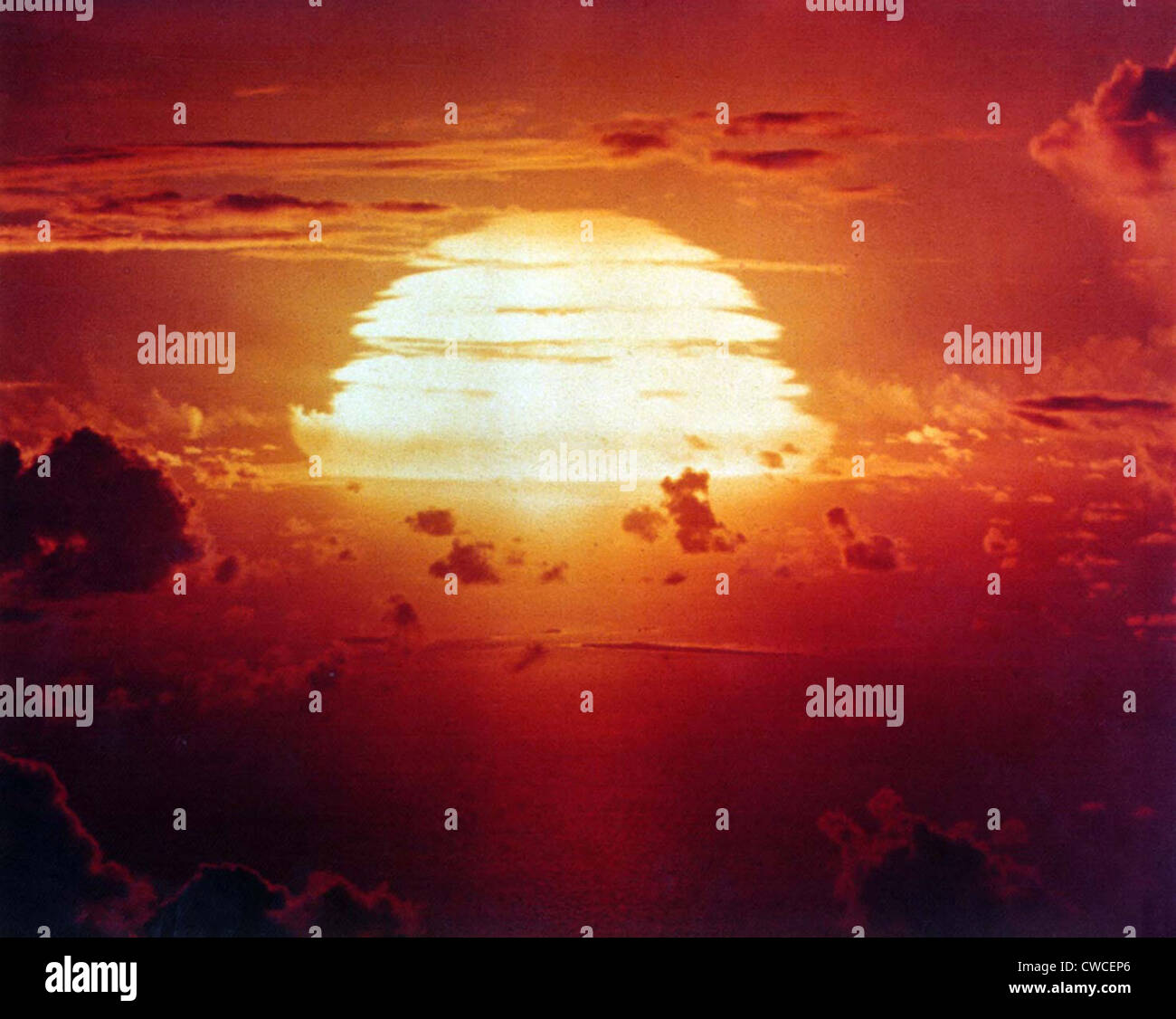 Der APACHE-Schuss war eine 1,85 Megatonnen Wasserstoffbombe. Eniwetok-Atoll am 8. Juli 1956. Stockfoto