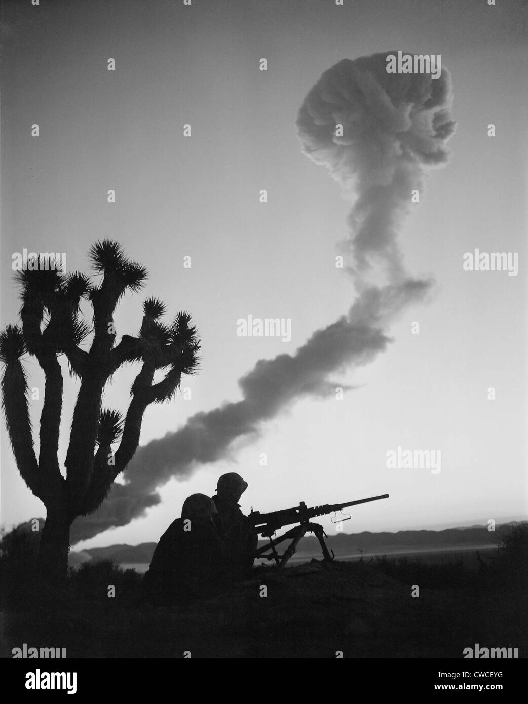 US-Marines während der Atombombe Tests. Mehr als 2.000 Soldaten beteiligt Schlacht Übungen während des Schusses BEE am 22. März, Stockfoto