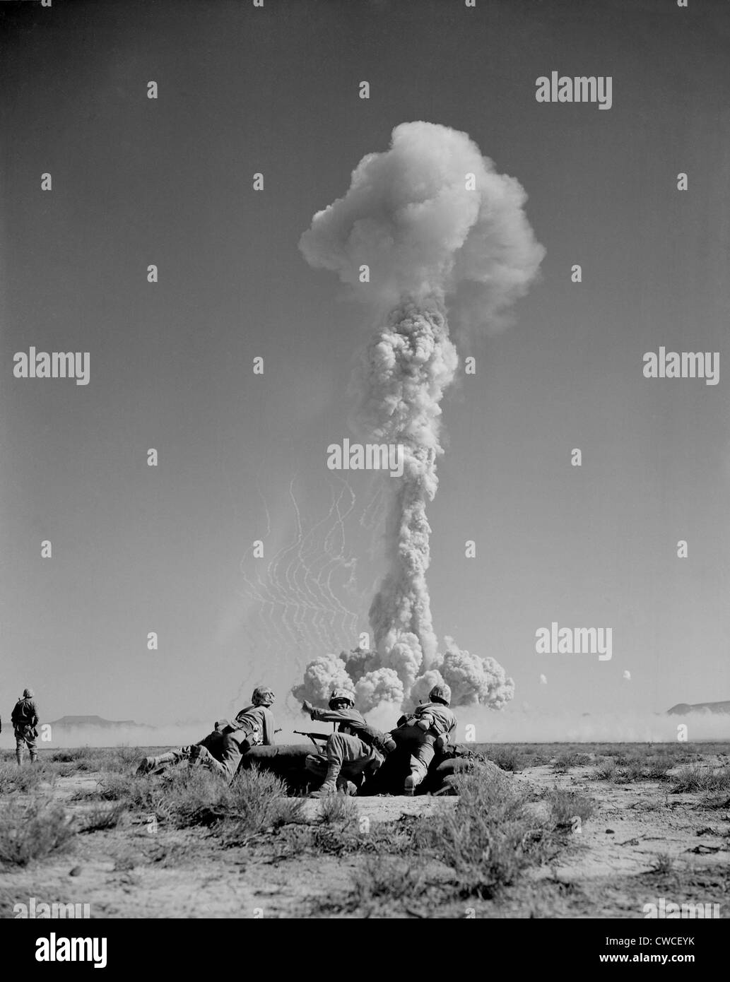 US-Marines in Schlacht Übungen während der Atombombe zu testen. Mehr als 2.000 Soldaten nahm an BEE Schuss am 22. März 1955 an Stockfoto