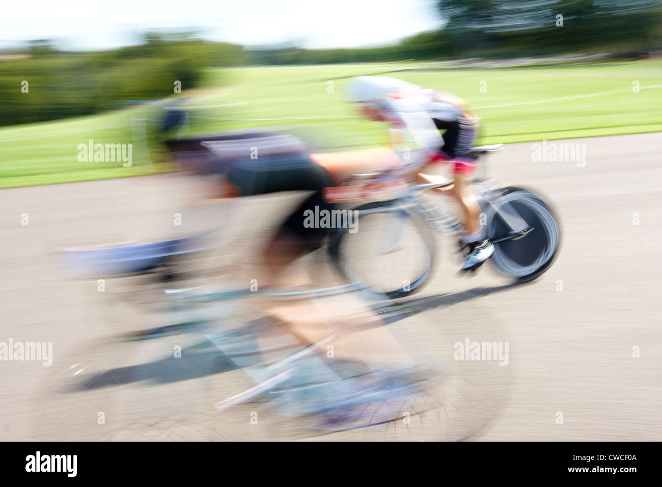 Konkurrenz nimmt Teil in das 20km-Zeitfahren während der Bike Blenheim Palace Festival in Woodstock, in der Nähe von Oxford Stockfoto