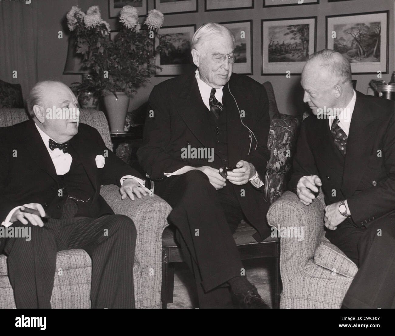 Premierminister Winston Churchill, Finanzier Bernard Baruch und designierten Präsidenten Dwight Eisenhower treffen sich informell in Baruchs Stockfoto