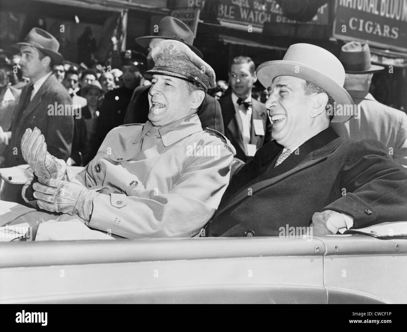 General MacArthur wird von den New Yorkern auf 20. April 1951 angefeuert. Neun Tage früher Präsident Harry Truman entlastet Douglas Stockfoto