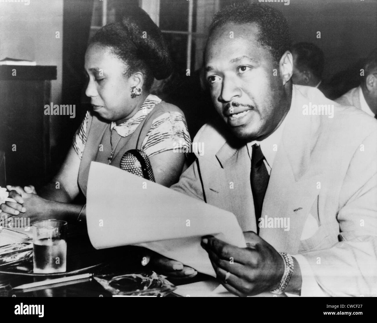 Josh White mit seiner Frau vor die Komitees für unamerikanische Umtriebe im Jahr 1950. Er war ein Afroamerikaner ein renommiertes Stockfoto