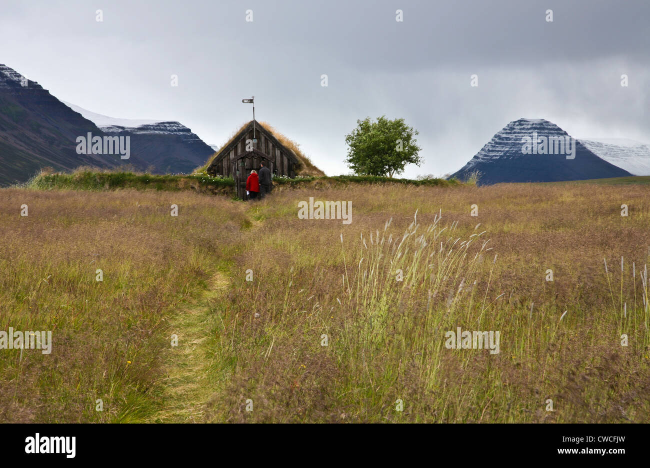 Spiritueller Weg zur alten historischen Grafarkirkja Rasendachkirche bei Hofsos in Grof, in der nordisländischen Landschaft, Hofdastrond, Island Stockfoto