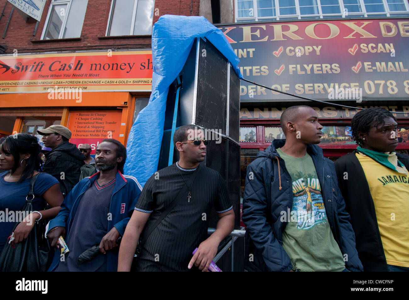 Menschen vor Geschäften in Brixton herumhängen, während "Big Splash" festival Stockfoto