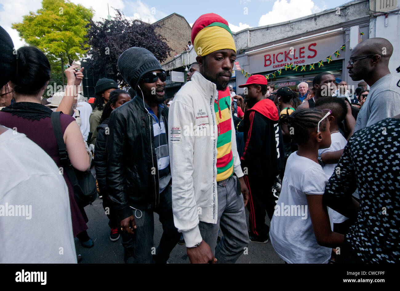 Rastafari Männer in belebten Straße in Brixton South London Stockfoto