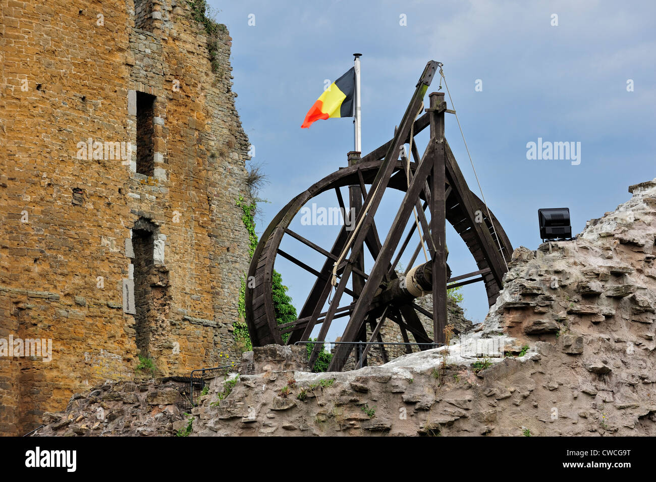 Hölzerne Treadwheel Kran in den Ruinen der mittelalterlichen Burg Château de Franchimont bei Theux in den belgischen Ardennen, Wallonien, Belgien Stockfoto