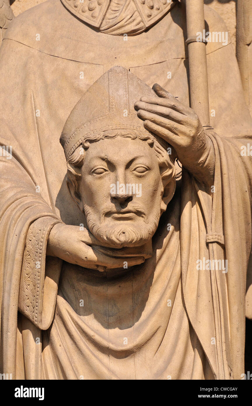 Paris, Frankreich. Kathedrale Notre-Dame. Detail der geschnitzte Figur von St-Denis im Portal der linken Tür oder Porte De La Vierge Stockfoto