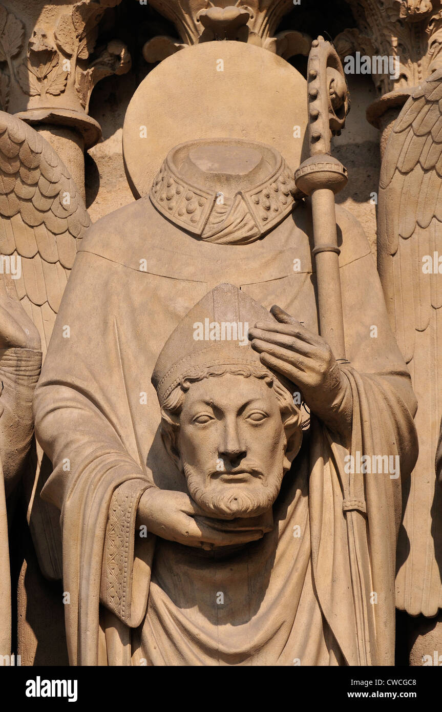 Paris, Frankreich. Kathedrale Notre-Dame. Detail der geschnitzte Figur von St-Denis im Portal der linken Tür oder Porte De La Vierge Stockfoto