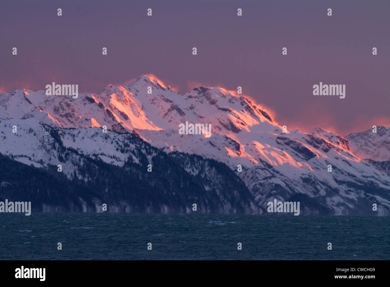 Winter Sonnenuntergang auf Resurrection Bay, Seward, Alaska. Stockfoto