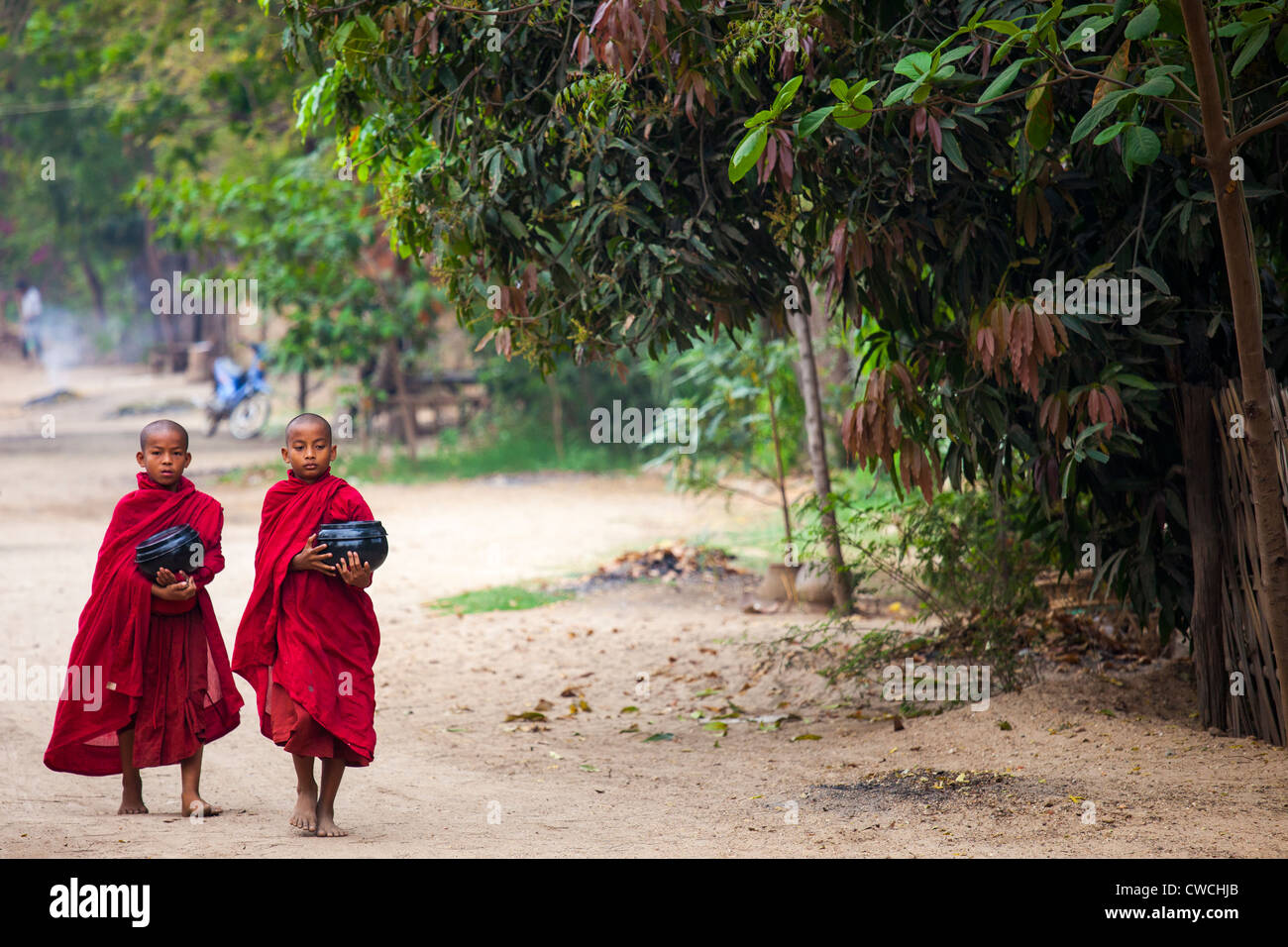 Mönchen Almosen in Bagan, Myanmar Stockfoto