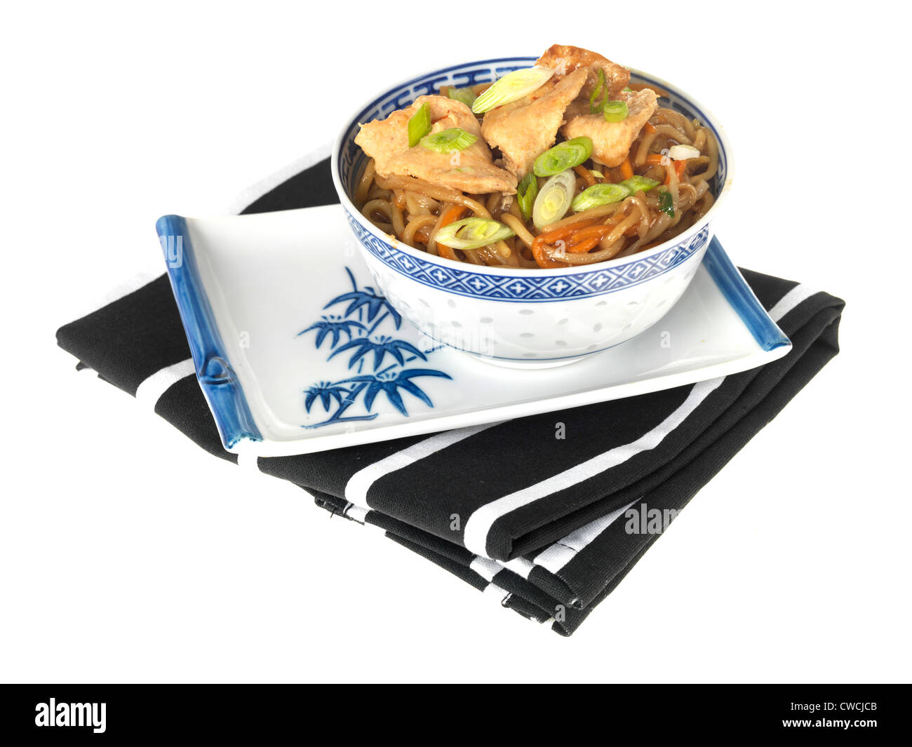 Authentischen Chinesischen oder asiatischen Stil bunte Leckere Stir-Fried Huhn Chow Mein, isoliert gegen den weißen Hintergrund, mit einen Freistellungspfad, kein Volk Stockfoto