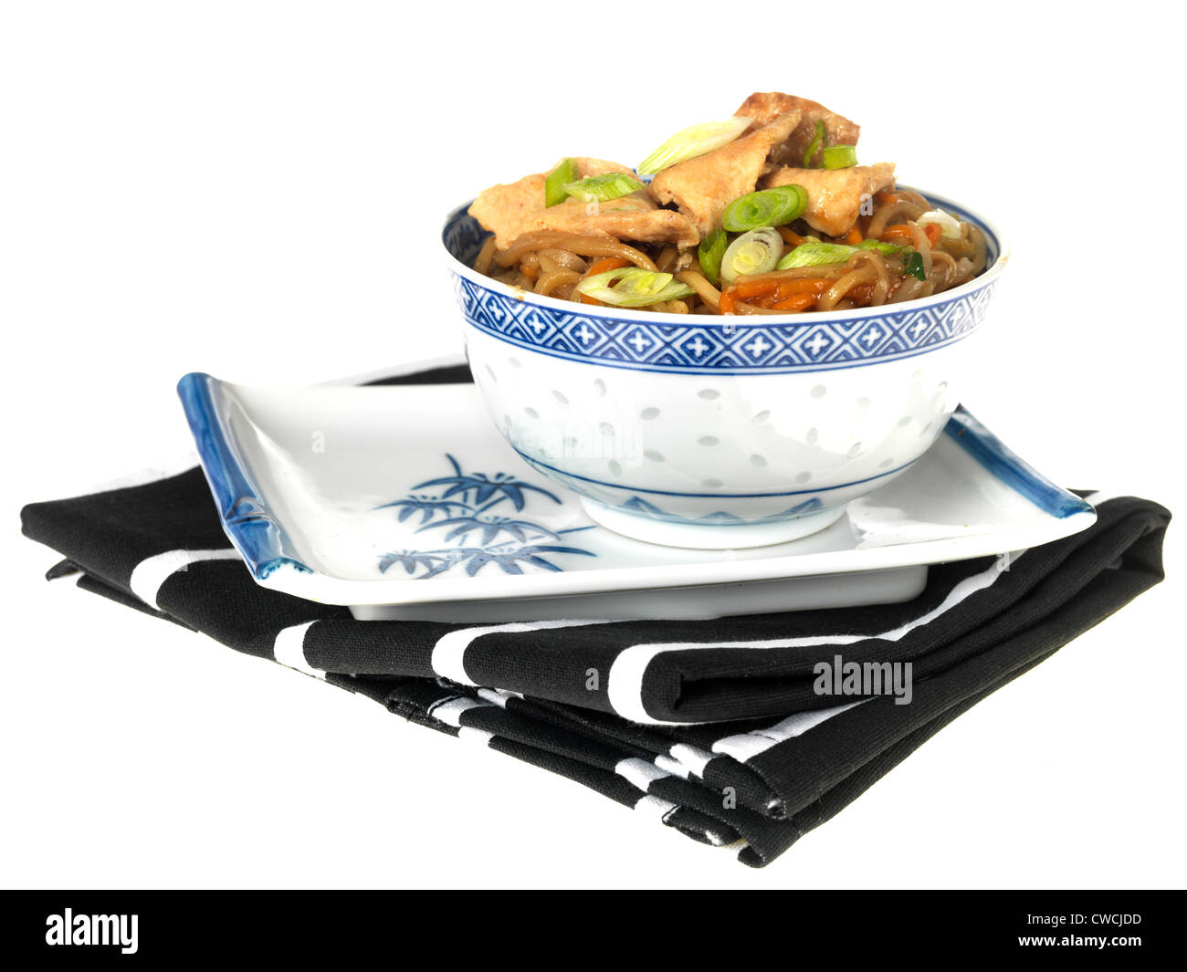 Authentischen Chinesischen oder asiatischen Stil bunte Leckere Stir-Fried Huhn Chow Mein, isoliert gegen den weißen Hintergrund, mit einen Freistellungspfad, kein Volk Stockfoto