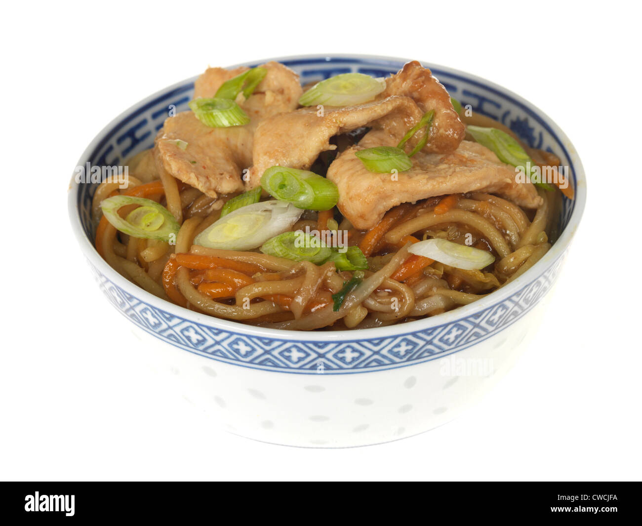 Authentischen Chinesischen oder asiatischen Stil bunte Leckere Stir-Fried Huhn Chow Mein, isoliert gegen den weißen Hintergrund, mit einen Freistellungspfad, kein Volk Stockfoto