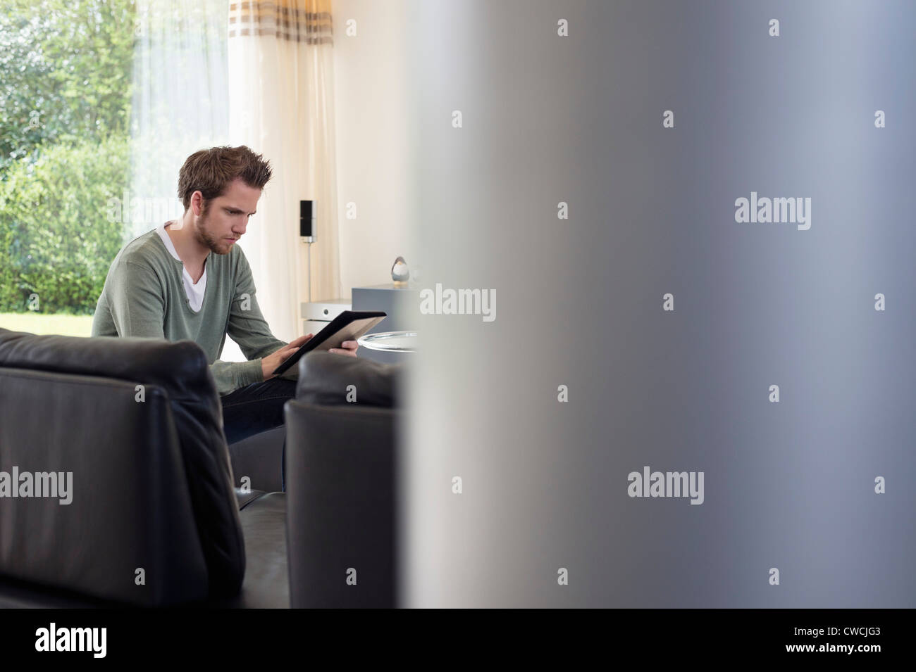 Mann mit einem digitalen tablet Stockfoto