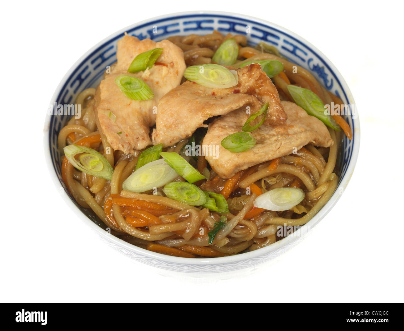 Authentischen Chinesischen oder asiatischen Stil bunte Leckere Stir-Fried Huhn Chow Mein, isoliert gegen den weißen Hintergrund, mit einen Freistellungspfad, kein Volk Stockfoto