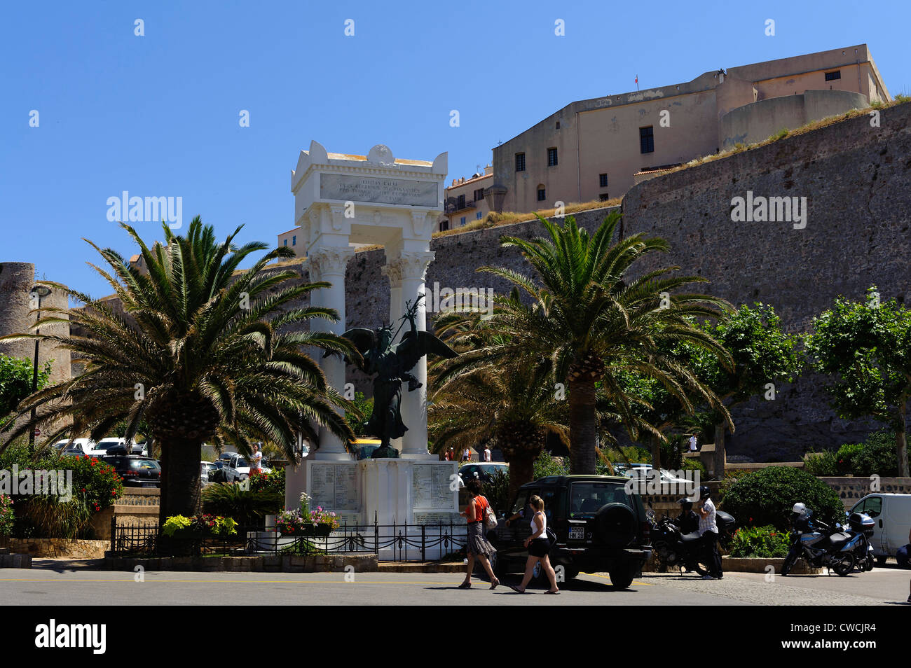 Kriegerdenkmal vor der Zitadelle von Calvi, Korsika, Frankreich Stockfoto