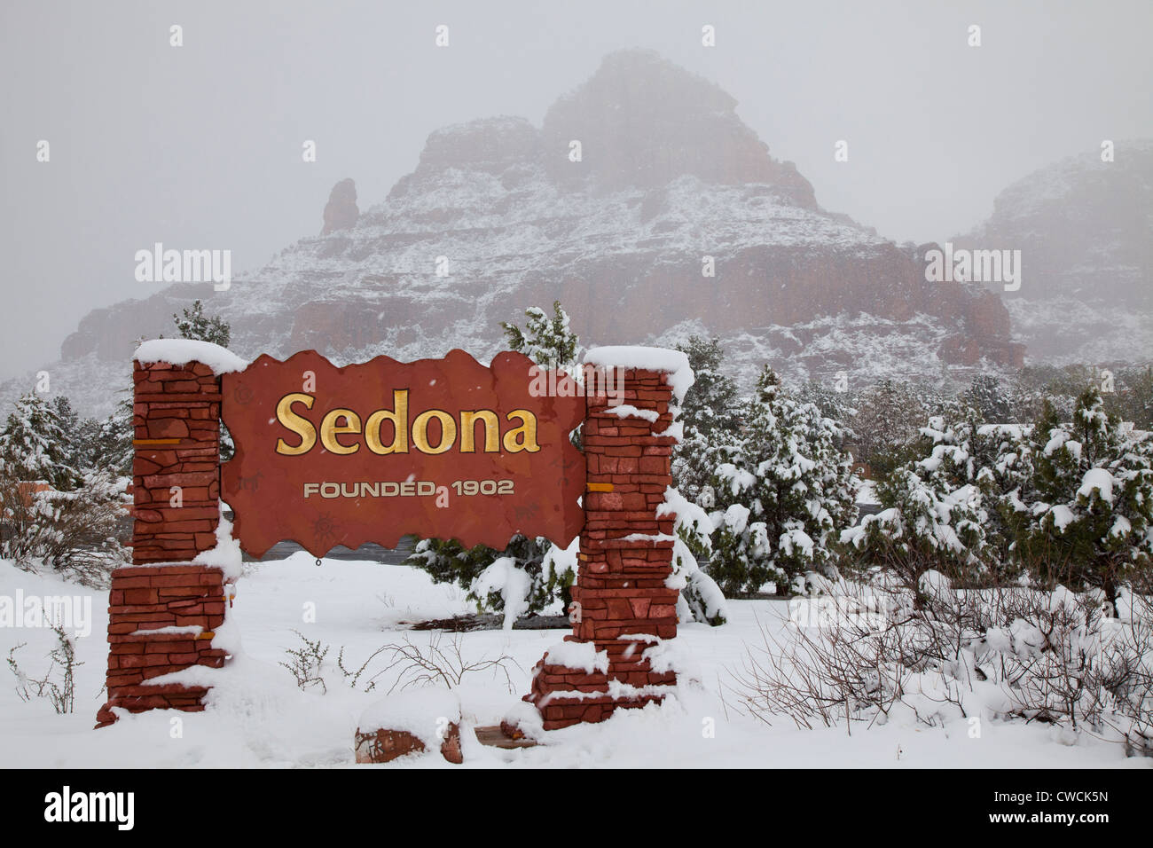 Winter Schnee auf dem Willkommensschild, Sedona, Arizona. Stockfoto