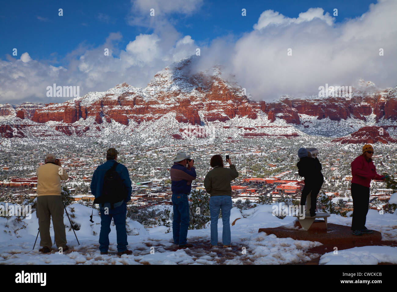Besucher genießen Sie Winterschnee, Sedona, Arizona. Stockfoto