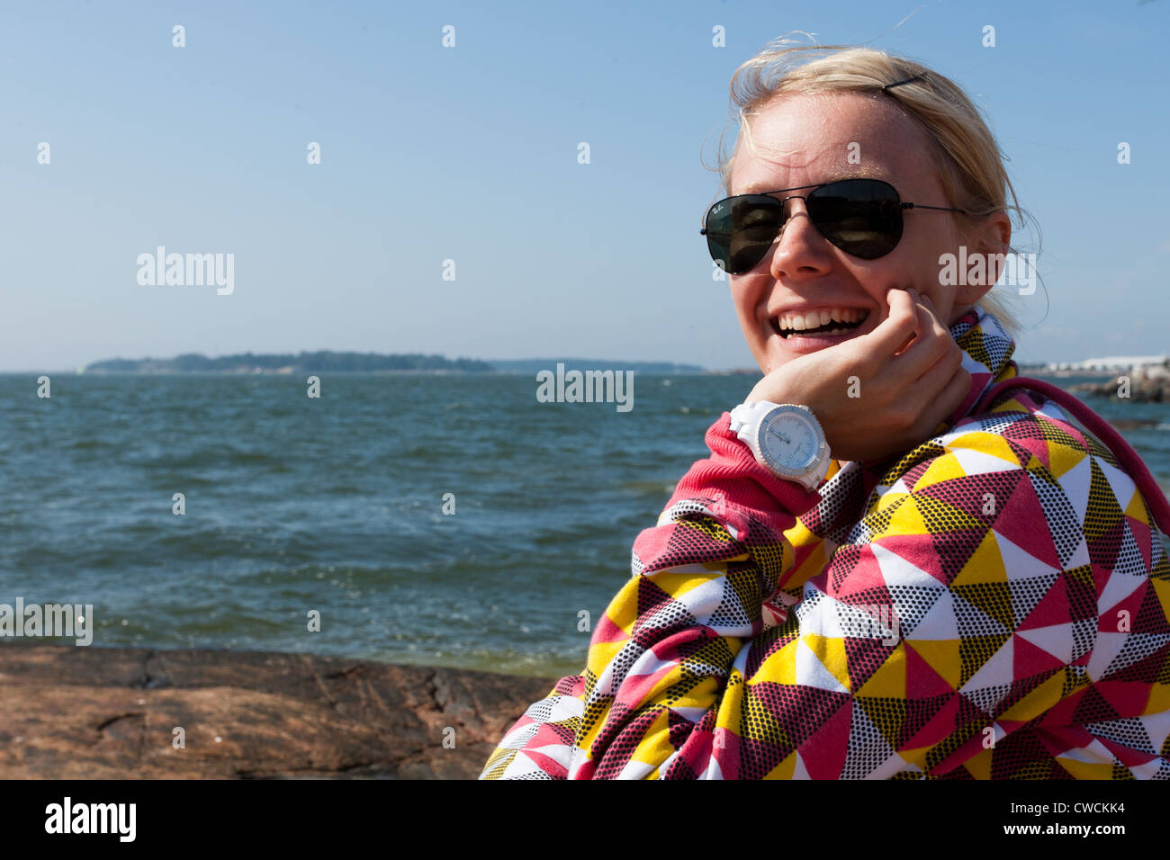 Junge Frau Lachen genießt Sommerurlaub auf Insel Schären der Ostsee Stockfoto