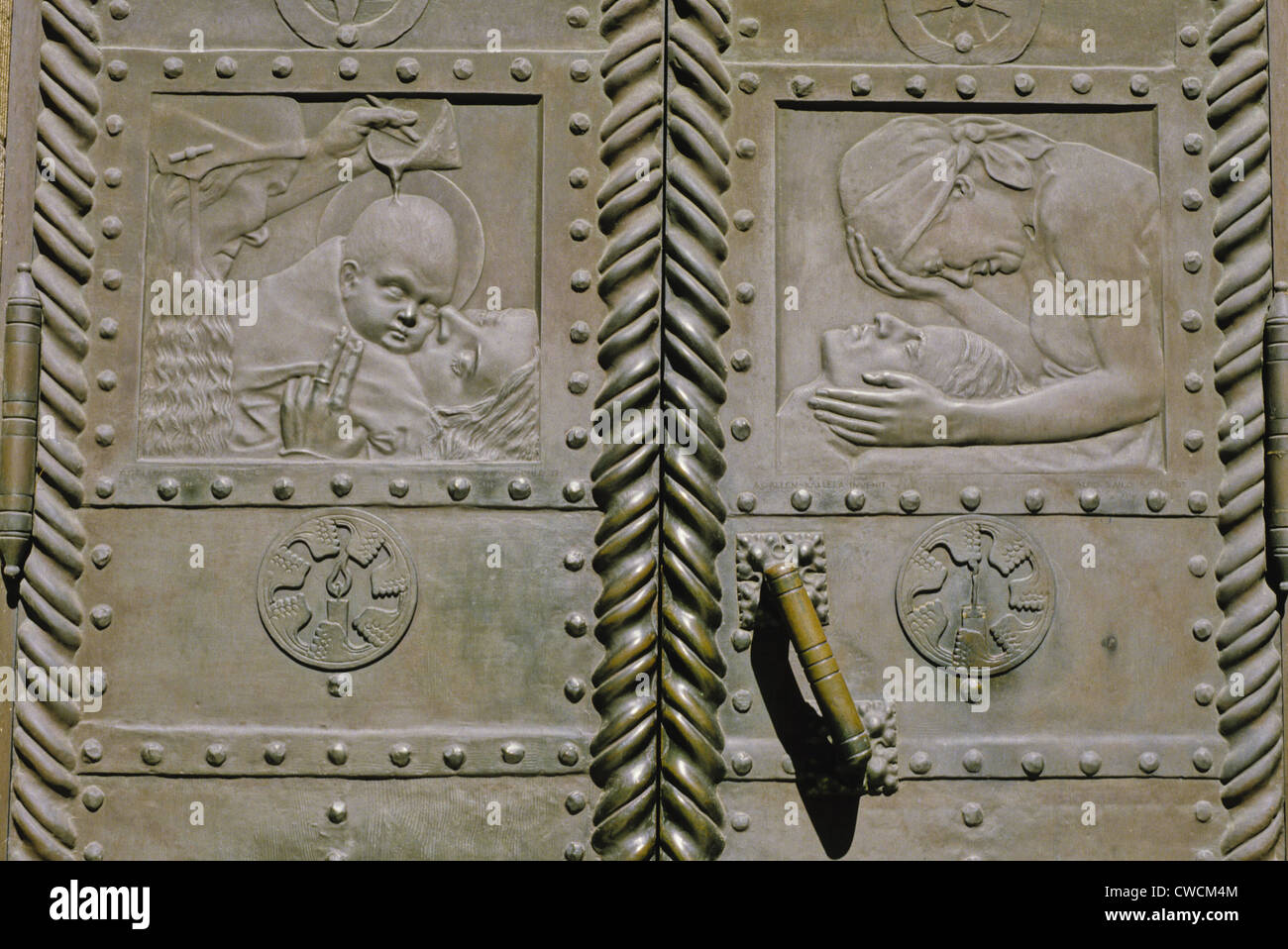 Metalltüren mit Reliefskulptur auf die 1903 gelegen Juselius-Mausoleum in Pori, Finnland Stockfoto