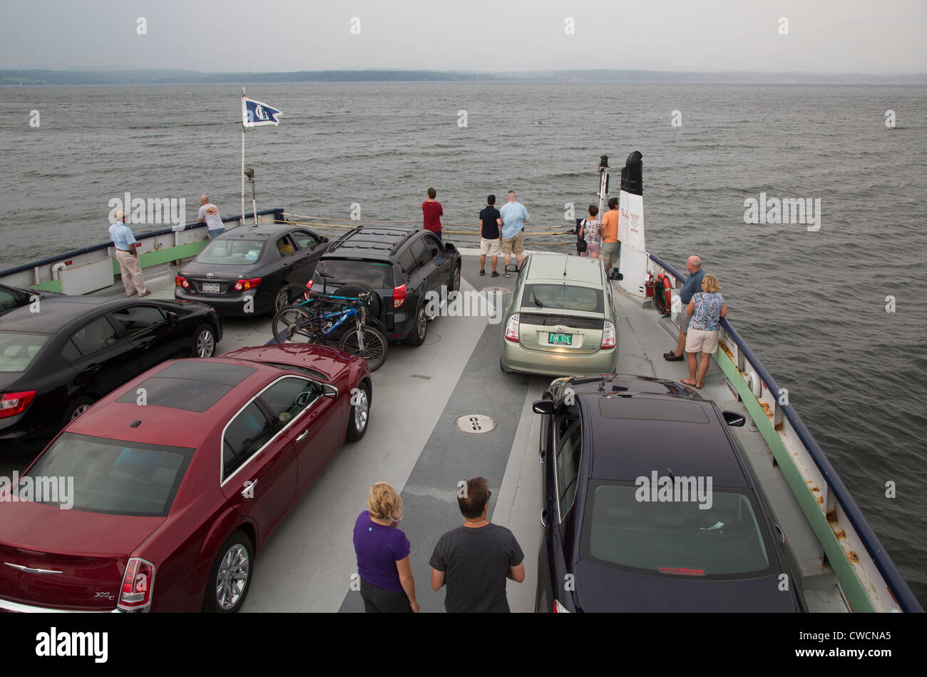 Essex, New York - Autos und Passagiere von Charlotte, Vermont, Essex, New York auf dem Lake Champlain Autofähre. Stockfoto