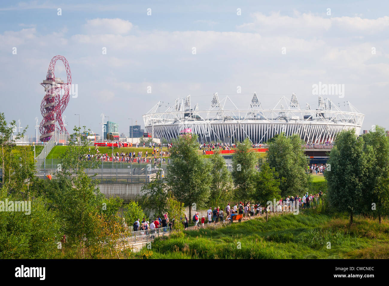 Stratford, London 2012 Olympic Park, Anish Kapoor Skulptur Statue Kunstwerks Orbit & Stadion Massen Menschen Stockfoto