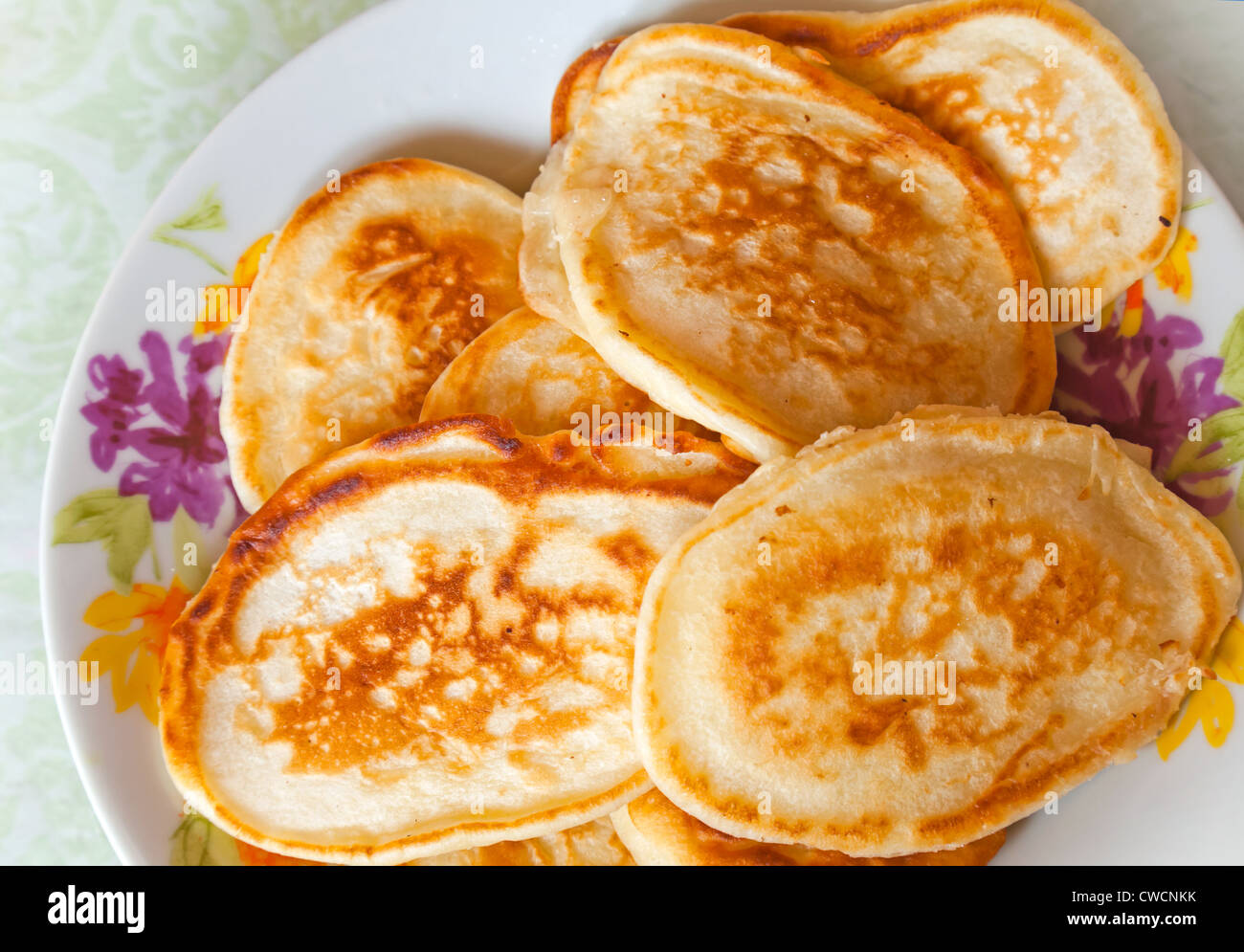 Traditionelle russische hausgemachte kleine Pfannkuchen auf den bunten Teller Stockfoto
