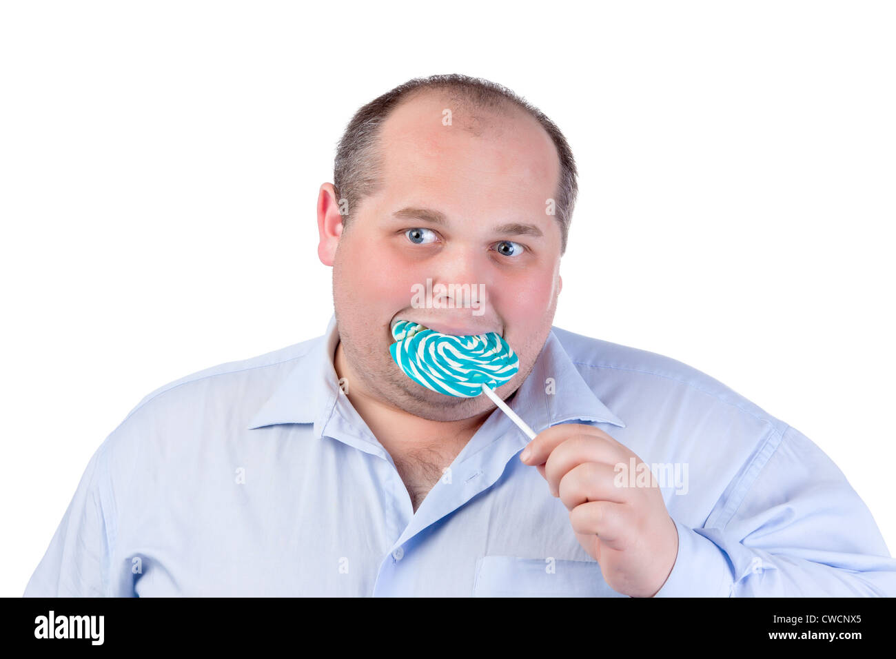 Dicker Mann in einem blauen Hemd, Essen einen Lutscher, isoliert Stockfoto