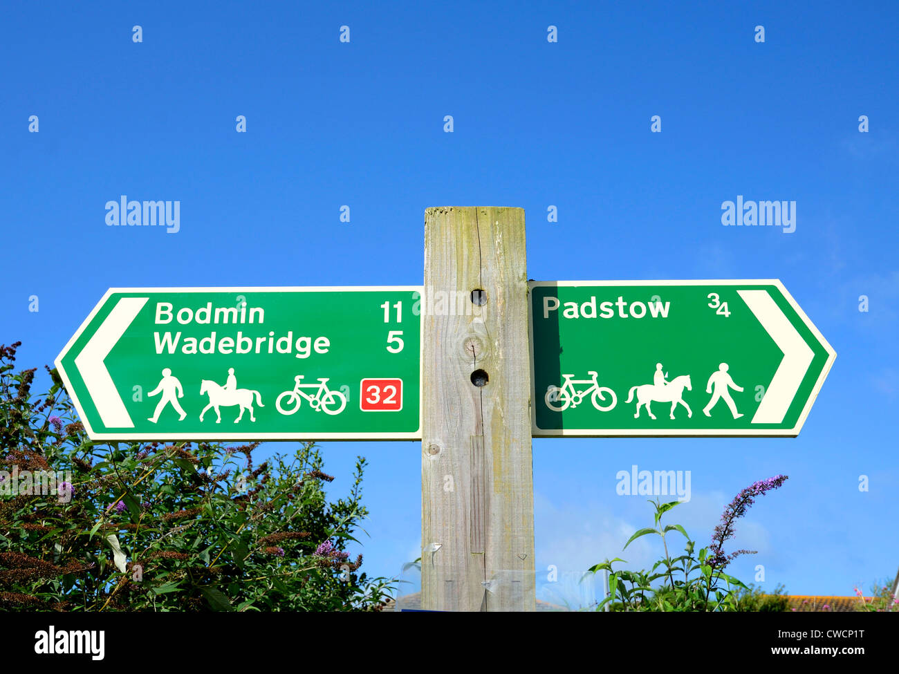 Richtungen Wegweiser auf dem Kamel trail in Cornwall, Großbritannien Stockfoto