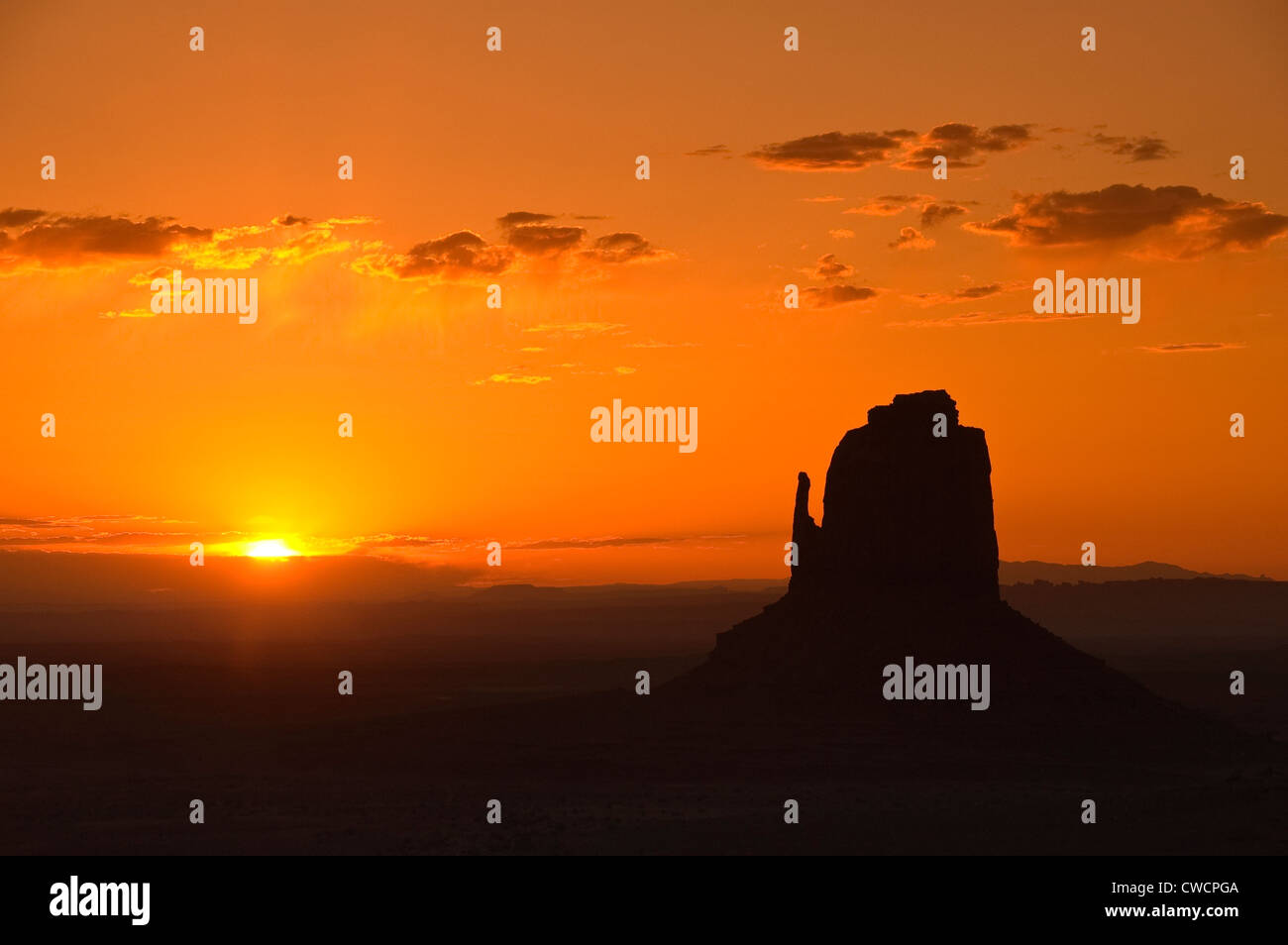 Elk288-1358 Arizona, Monument Valley Navajo Tribal Park, Sonnenaufgang über die Handschuhe Stockfoto