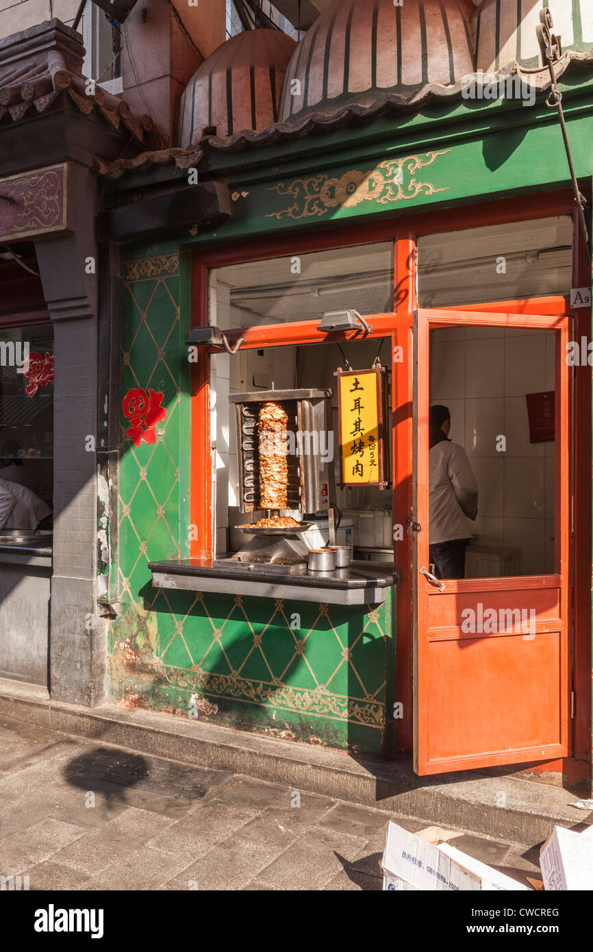 Kebab-Shop in einer Seitenstraße an der Wangfujing Street im Zentrum von Peking, China. Stockfoto
