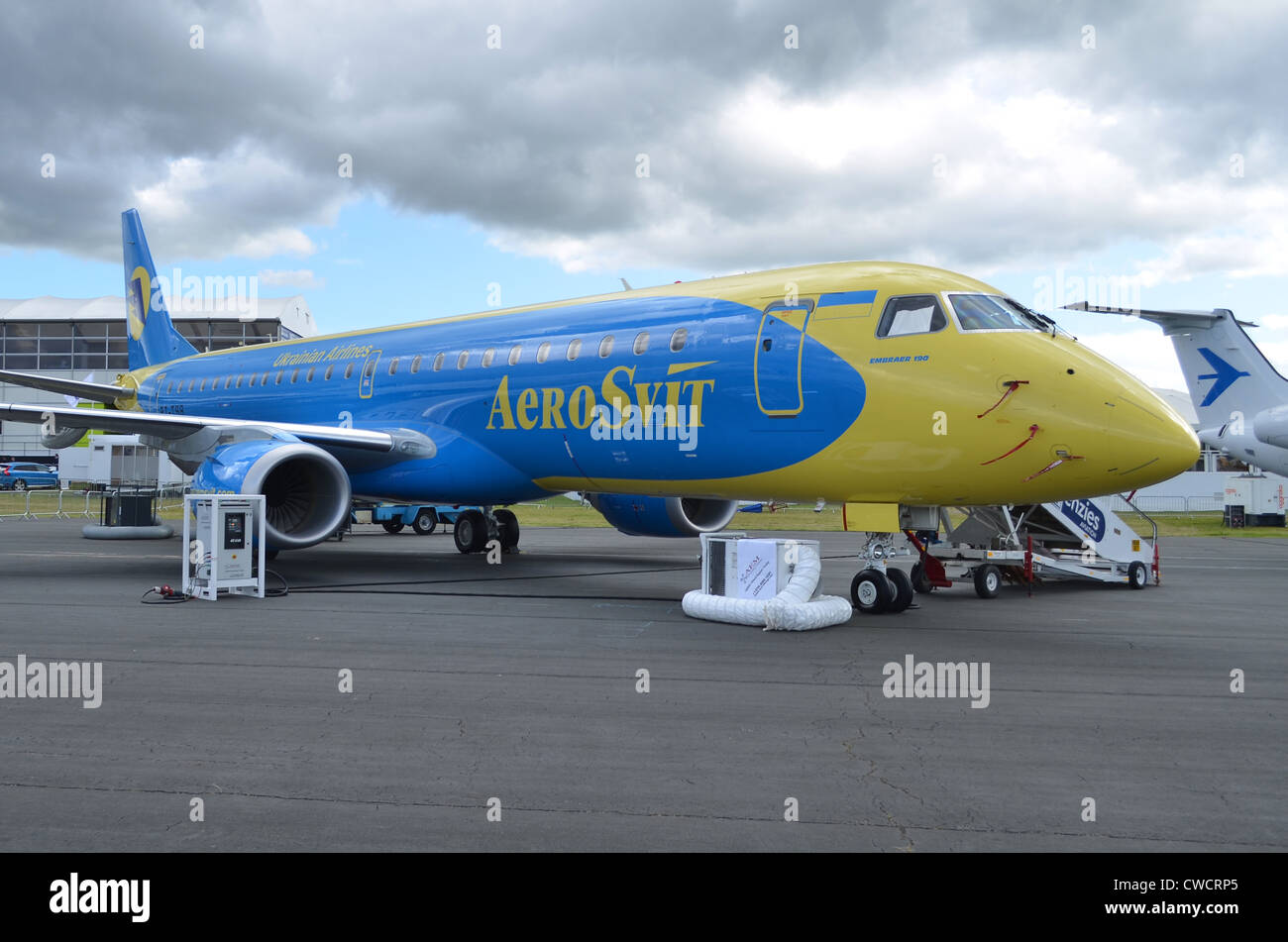 Embraer ERJ-190-100 in den Farben der Aerosvit Ukrainian Airlines auf static Display auf der Farnborough International Airshow 2012 Stockfoto