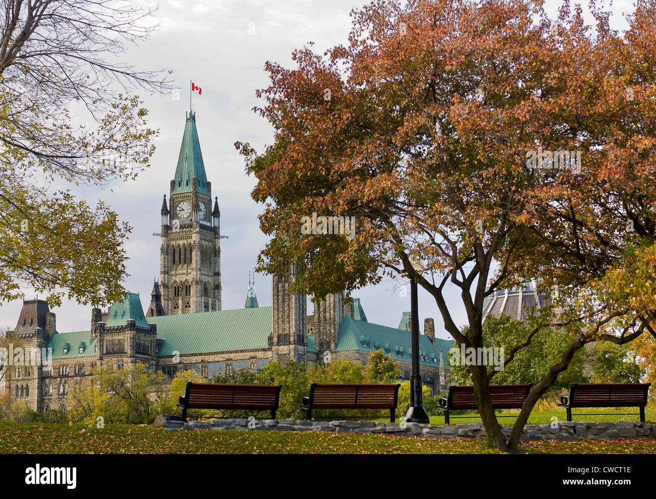 Das kanadische Parlament gesehen von Parkbänken in Major es Hill Park in Ottawa, Kanada. Stockfoto