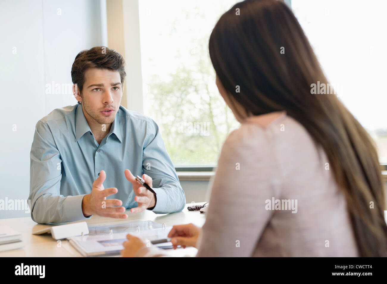 Business executive diskutieren mit seinem Klienten Stockfoto