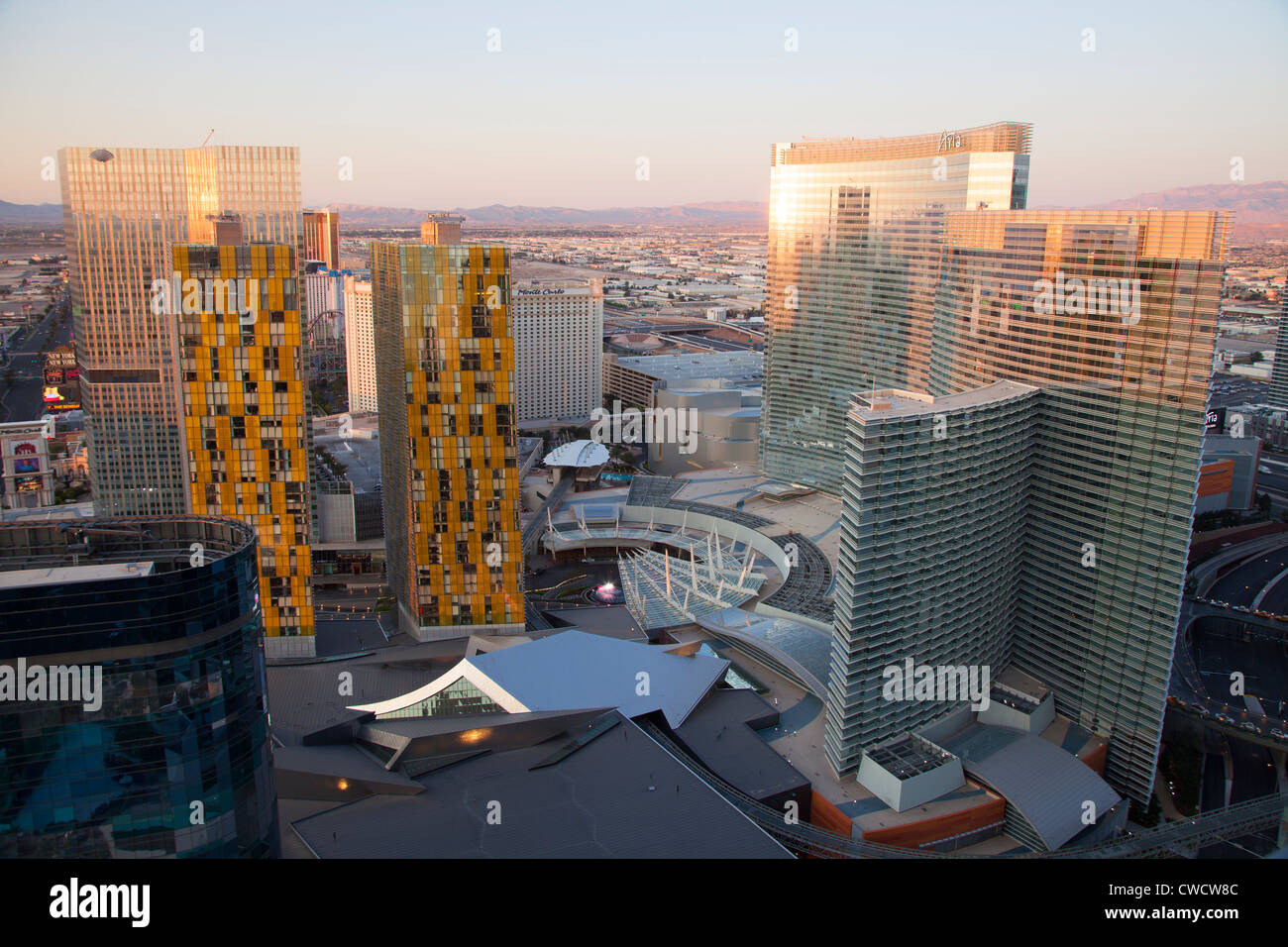 Stadtzentrum, einschließlich der Aria, Veer Towers, Kristalle und The Residences at Mandarin Oriental, Las Vegas, Nevada. Stockfoto