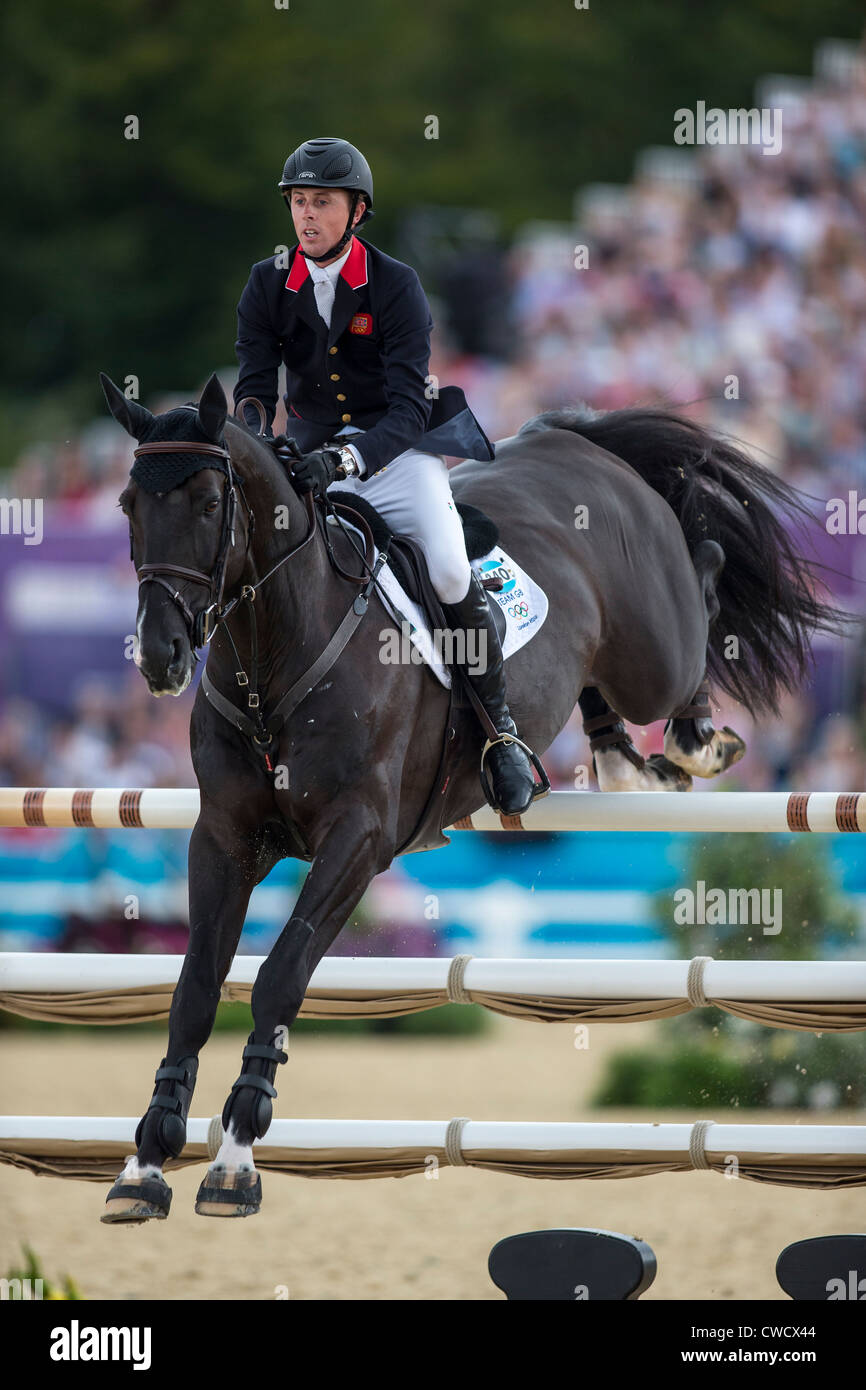 Ben Maher (GBR) Reiten TRIPPLE X in die einzelnen Sprung Pferdesport-Event bei den Olympischen Sommerspielen 2012 in London Stockfoto