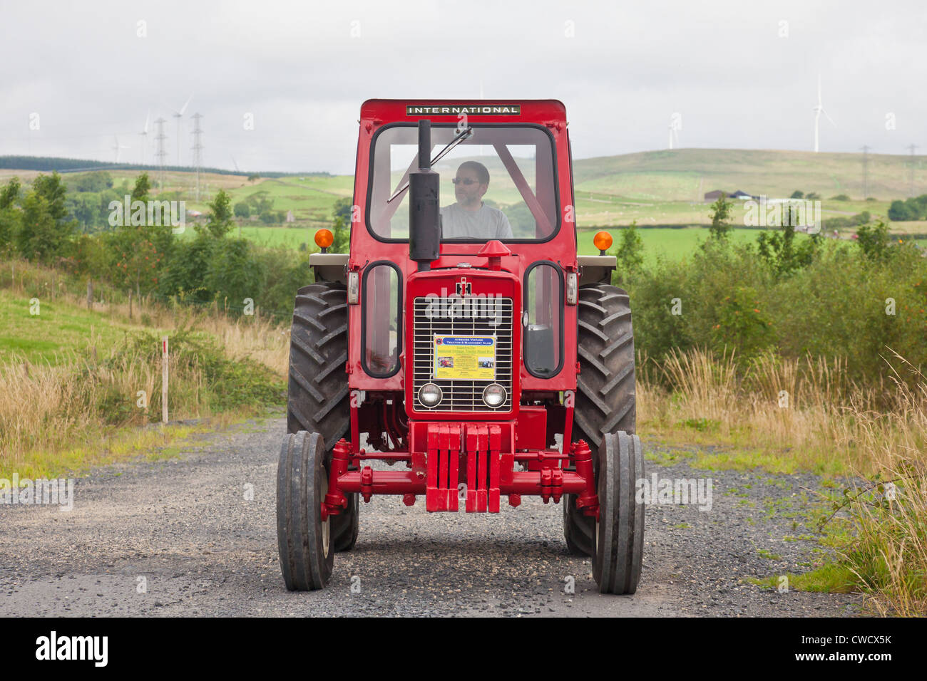 Führen Sie einen Redvintage International Harvester 634 Traktor zu fahren, während ein Ayrshire Oldtimer Traktor und Maschine Club Road Enthusiasten Stockfoto