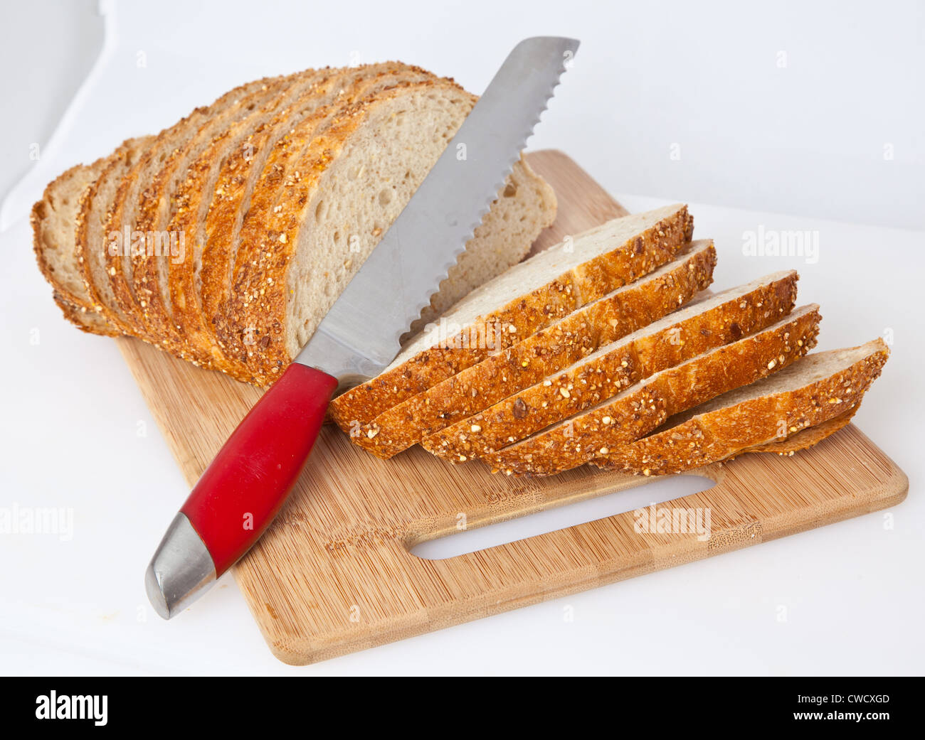 Schnittbrot auf ein Schneidebrett mit Messer. Stockfoto