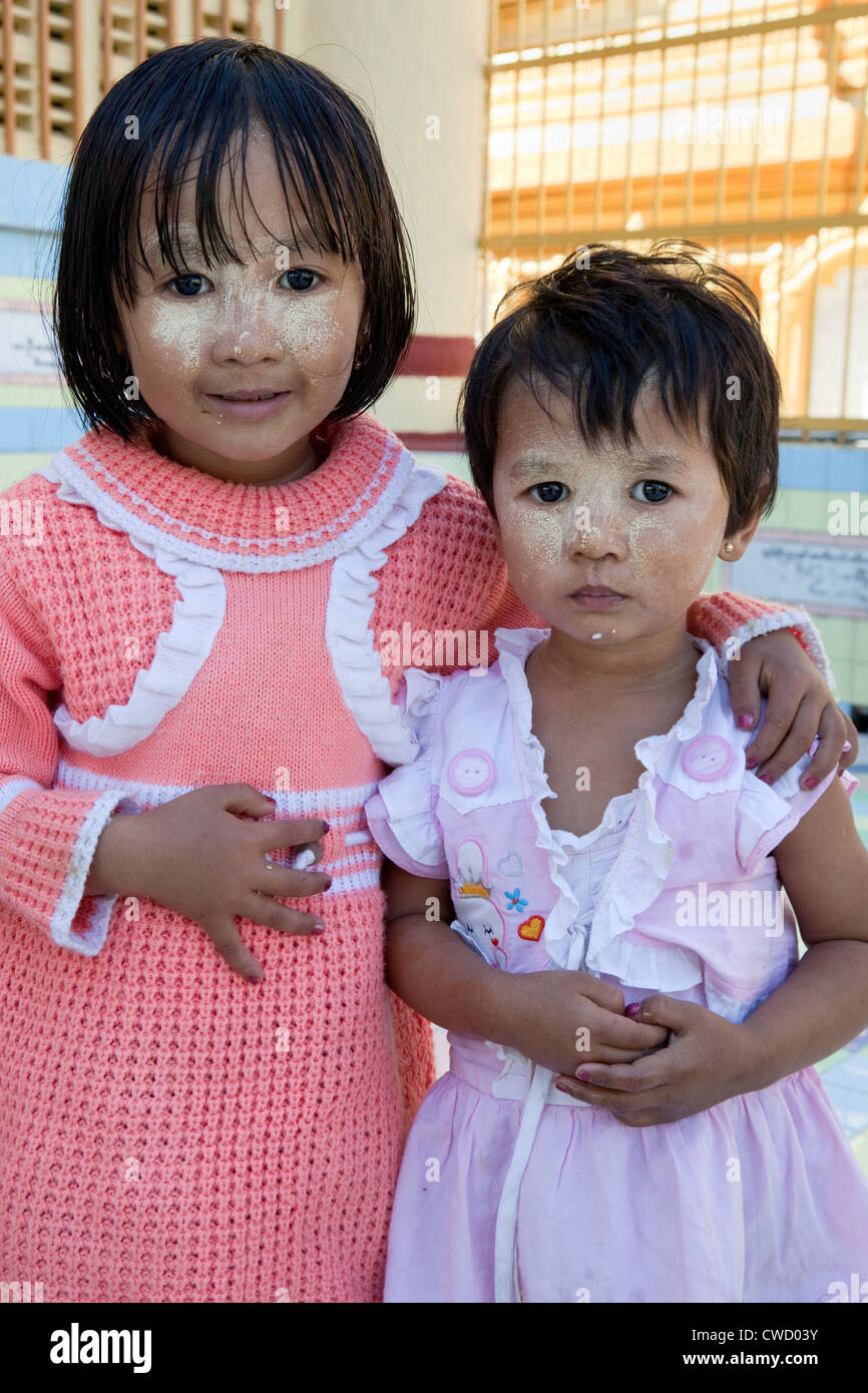 Myanmar, Burma. Mandalay. Zwei kleine burmesischen Mädchen. Sie tragen auf ihren Gesichtern, eine kosmetische Sonnenschutzmittel Thanaka einfügen. Stockfoto