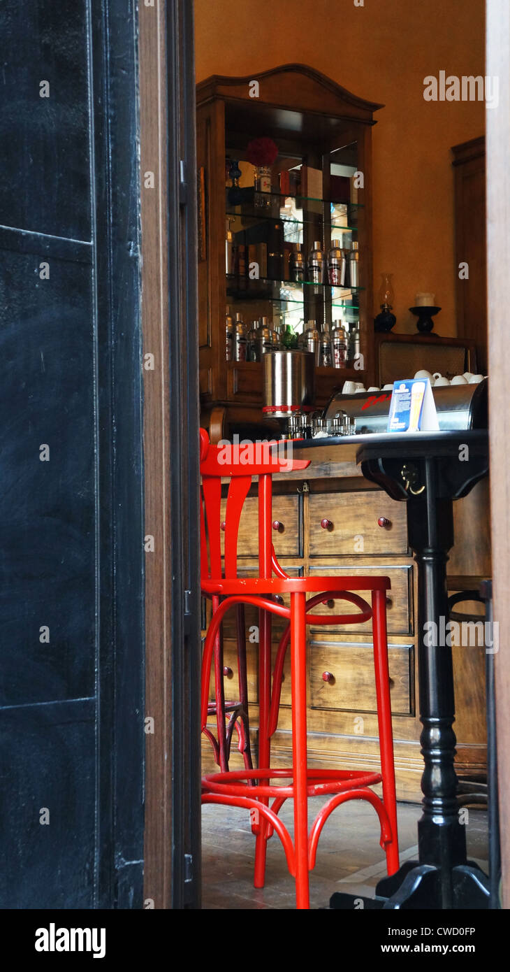 Einen roten Stuhl in einer Kaffee-Bar aus betrachtet außerhalb Stockfoto
