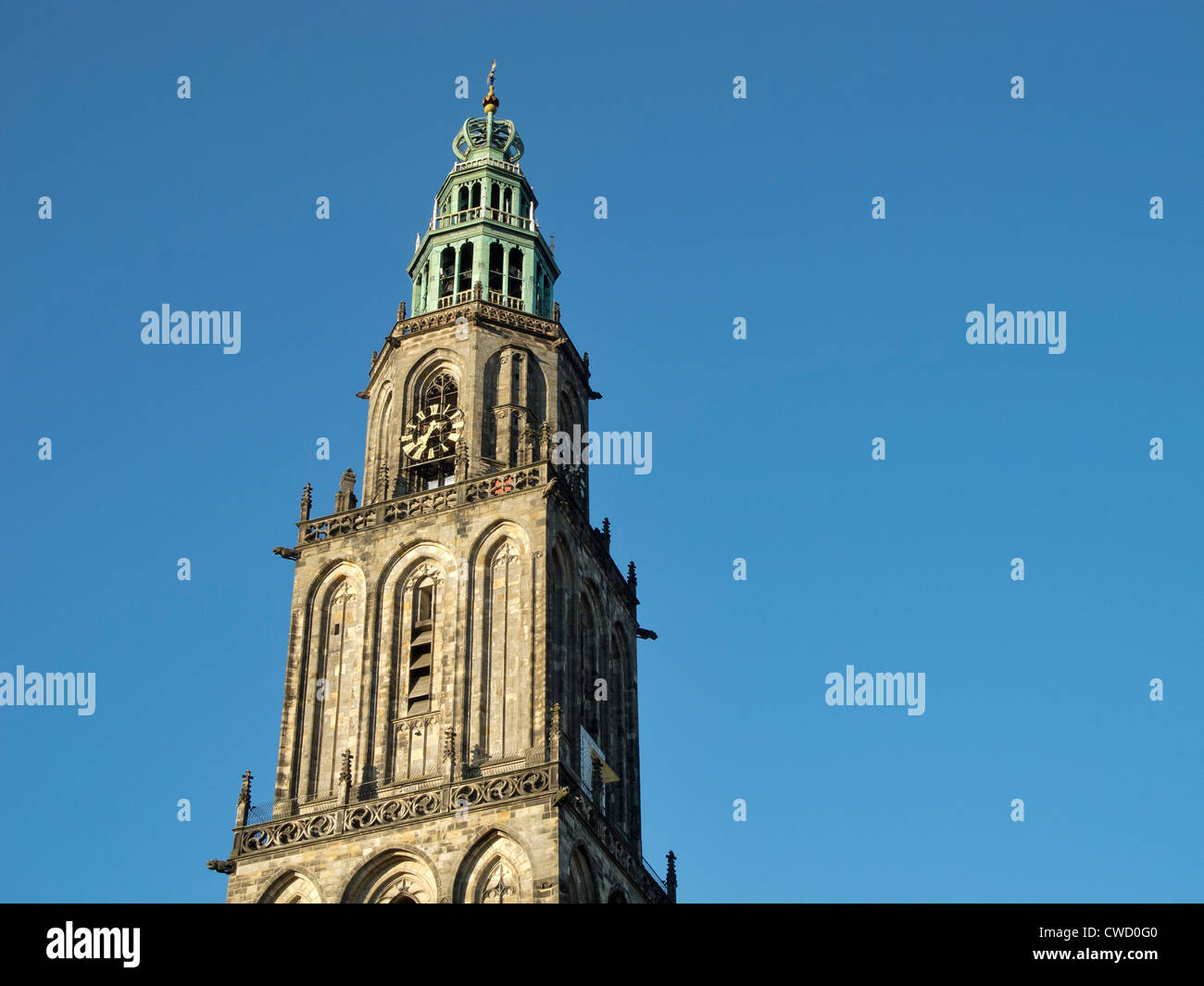 Die Martinitoren in Groningen am Anfang des Abends. Stockfoto