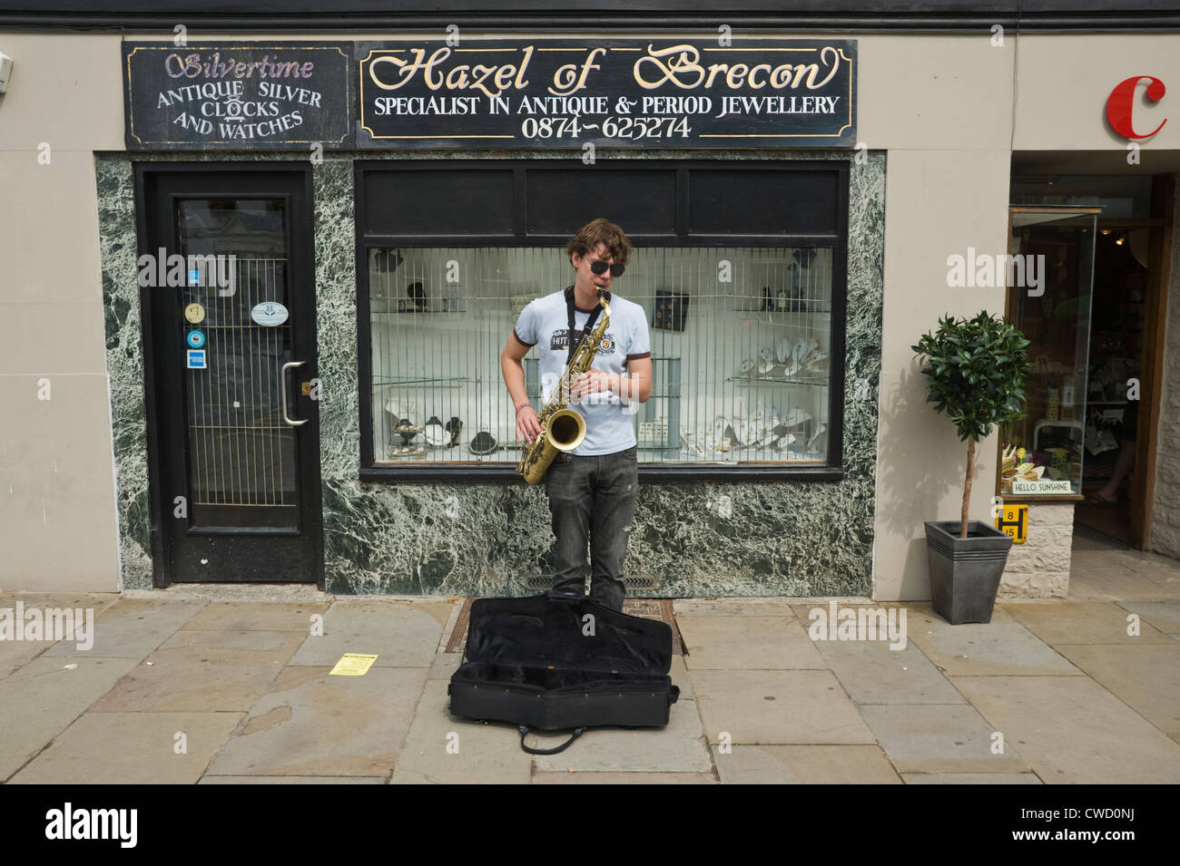 Junger Mann Straßenmusik spielen Saxophon auf Straße in Brecon Jazz Festival 2012 Stockfoto